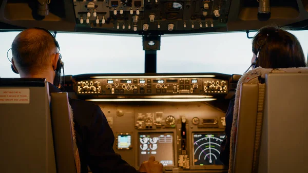 Equipe Aviadores Usando Botões Painel Para Decolar Com Avião Motor — Fotografia de Stock