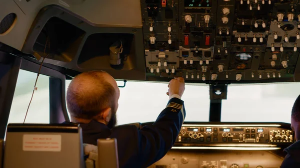 Uçuş Ekibi Kokpitte Uçakla Havalanmaya Hazırlanıyor Kontrol Paneli Komutu Navigasyon — Stok fotoğraf