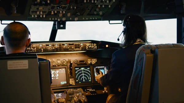 Equipe Copiloto Capitão Mulher Fixando Altitude Longitude Para Voar Avião — Fotografia de Stock