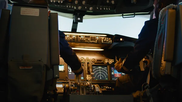 Разнообразная Команда Летчиков Дросселирует Рычаг Двигателя Взлёта Используя Ручку Приборную — стоковое фото