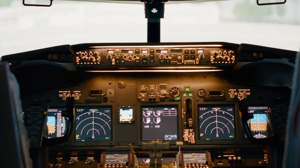 離陸時にスロットルに電源ボタンとエンジンレバーと空の飛行機のコックピット内の人はありません ダッシュボードコマンドとコントロールパネル レーダーコンパスとナビゲーションを持つ平面キャビン 閉じろ — ストック写真