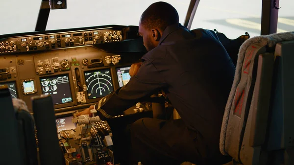 Afrikansk Amerikansk Kapten För Destinationskoordinater Kontrollpanelen Och Instrumentbrädan Cockpit Användning — Stockfoto