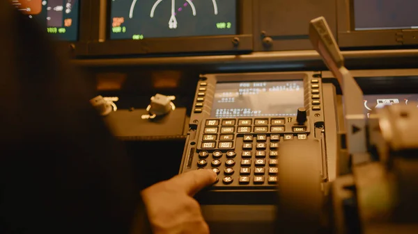 Capitão Avião Usando Botões Painel Para Inserir Coordenadas Voando Avião — Fotografia de Stock