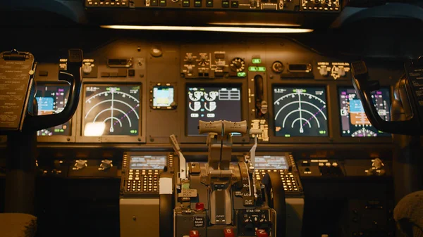 Üres Pilótafülke Műszerfal Navigációval Felszálláshoz Hajtómű Fojtószeleppel Vezérlőpanellel Repülőtér Kapcsolóval — Stock Fotó