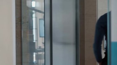 Asansörden korkunç görünümlü canavarlar çıkarken ajans çalışanı evine gidiyor. Yetişkin işçiler, felaket tellalı zombiler aşağıda onu kovalarken işten çıkıyorlar..