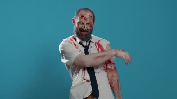 Moche Zombie Effrayant Pointant Sur Côté Droit Arrière Plan Cadavre — Video