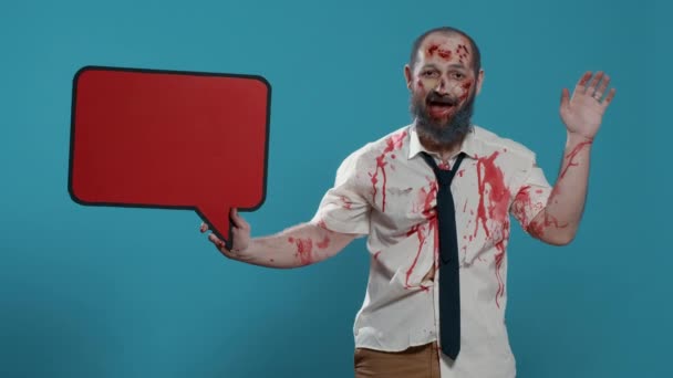 Моторошний Бездумний Зомбі Тримає Червону Картонну Мову Бульбашку Синьому Фоні — стокове відео