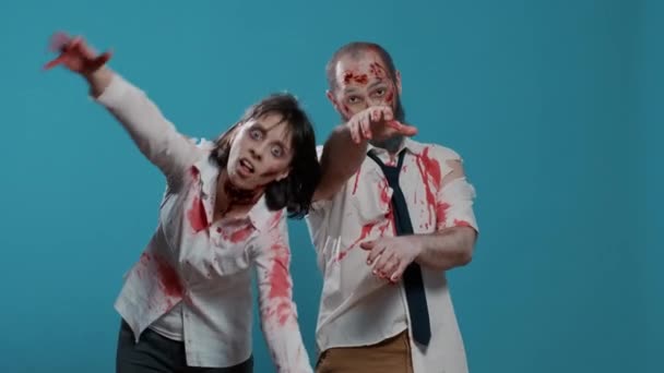 Horreur Regardant Zombies Effrayants Grognant Rôdant Caméra Sur Fond Bleu — Video