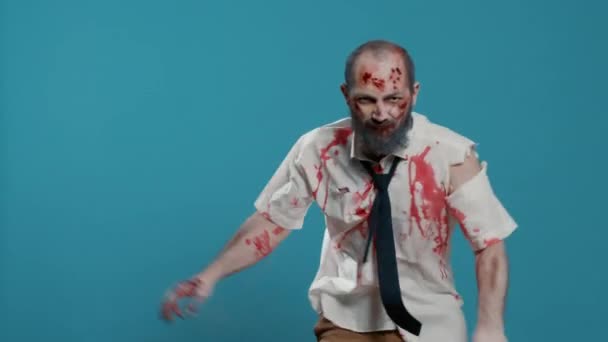 Зло Жахливо Виглядає Зомбі Робить Смішний Танець Синьому Фоні Моторошний — стокове відео
