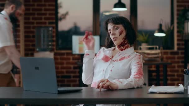 Przerażający Zombie Siedzi Przy Biurku Machając Rozmowie Wideo Laptopie Przerażający — Wideo stockowe
