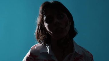 Mavi arka planda polislerle çevrili çılgın, tehlikeli, beyin yiyen zombi. Korkunç görünüşlü, beyinsiz, yürüyen, derin ve kanlı yaraları olan ve kameraya homurdanan bir ceset. Stüdyo çekimi