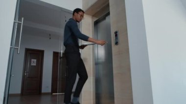 Ofis çalışanı asansörle aşağı inerken ürkütücü zombiler dışarı çıktı. Apocalypse kurtulan beyin yiyen korkunç canavarlar tarafından kovalanıyor..