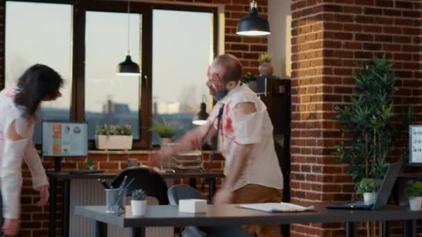 Жахливий Жах Виглядає Зомбі Блукають Офісним Робочим Місцем Під Час — стокове відео
