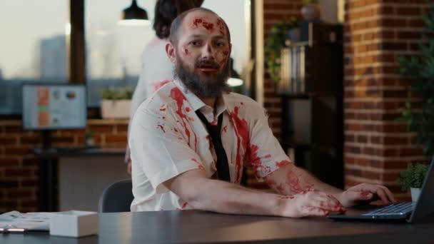 Уродливый Грязный Офисный Зомби Сидящий Столом Работая Над Современным Ноутбуком — стоковое видео