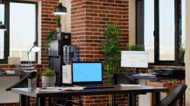 Laptop bilgisayarında yeşil ekranı olan boş bir ofis, izole edilmiş bir kopya uzay şablonu olan masa. İş yerinde pc monitöründe boş krom anahtar kullanan hiç kimse yok.