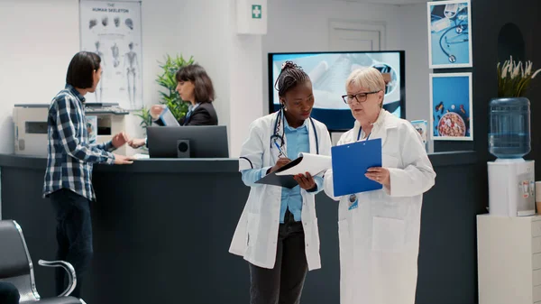 Senior Medic African American Physician Looking Reports Find Diagnosis Treat — Stock Photo, Image