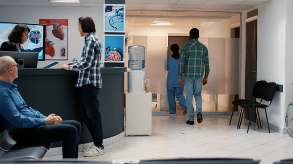 Assistente Medico Che Chiede All Uomo Afro Americano Partecipare Alla — Foto Stock