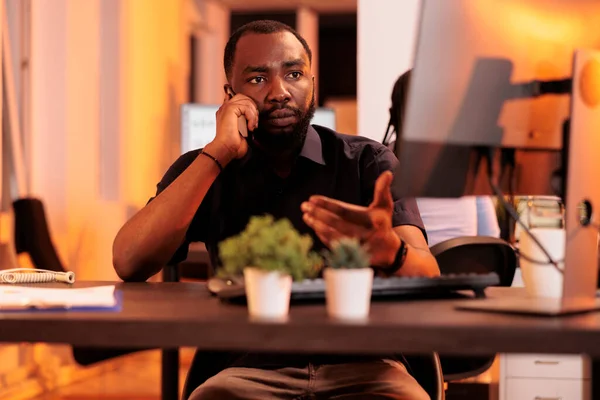Male Freelancer Using Mobile Phone Call Manager Job Talking Phone —  Fotos de Stock