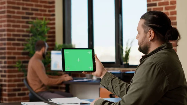 办公室工作人员分析平板电脑上的水平绿色屏幕 在工作时查看空白的复制空间模板 数字小玩艺儿上的孤立色键模拟和背景显示 — 图库照片