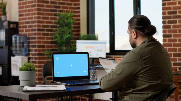 Office Worker Using Laptop Greenscreen Display Job Working Isolated Blank — Photo