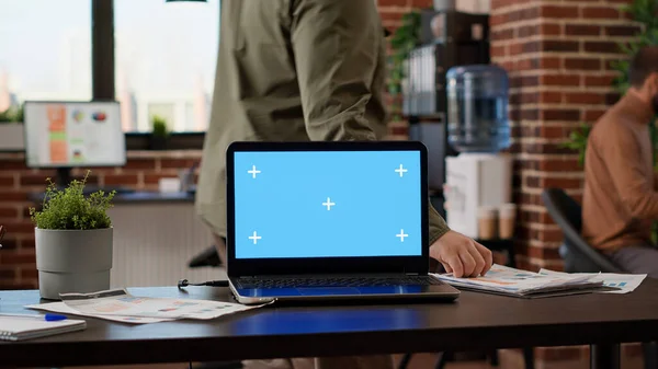 Escritório Corporativo Com Empresários Que Trabalham Com Greenscreen Laptop Usando — Fotografia de Stock