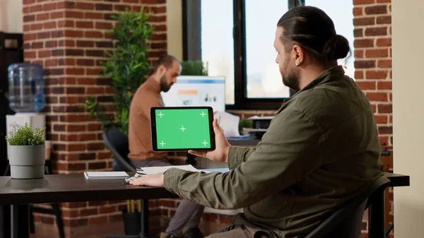 公司员工看着平板电脑上的水平绿色显示屏 工作在具有色键背景和孤立的复制空间模板的业务上 办公室的空白模拟屏幕 — 图库照片