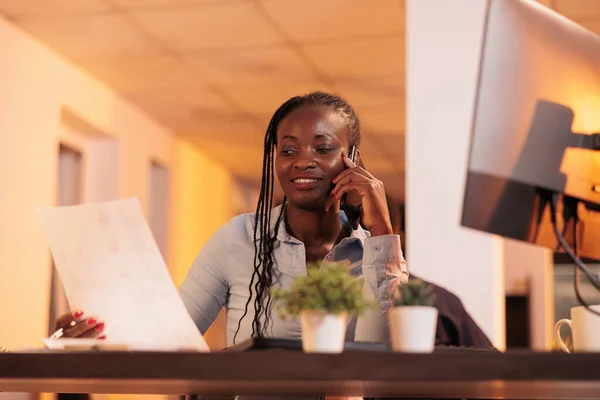 Executive Assistant Calling Manager Mobile Phone Line Talking Presentation Research — Stock Photo, Image