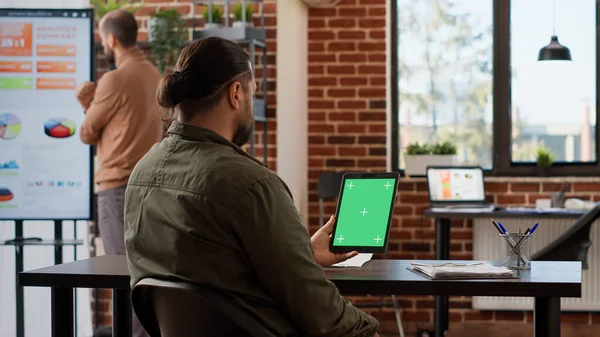 Homme Affaires Regardant Tablette Numérique Avec Écran Vert Dans Bureau — Photo