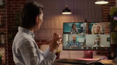 Bilgisayar kamerasındaki bir grup insanla görüntülü görüşme yapan Asyalı bir adam internetten uzaktan konuşma yapıyor. Telekomünikasyon, tele-çalışma ve telekonferans için video konferans çağrısı.