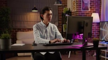 Ofis çalışanı, şirketin ekonomi raporunda sunum yapmak ve yöneticiye e-posta yazmak için bilgisayar kullanıyor. Bilgisayarla ilgili ticari evraklar, uzaktan ağ uygulaması üzerinde çalışıyorum. El kamerasıyla..