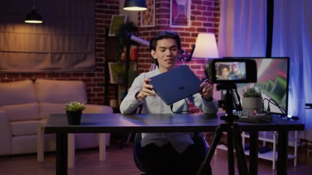 Presenter Podcast Berbicara Tentang Laptop Untuk Melakukan Tinjauan Produk Merekomendasikan — Stok Video