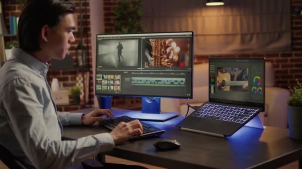 Freelancer Asiatico Che Lavora Con Editor Video Sul Software Correzione — Video Stock