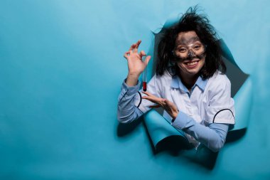 Kimyasal bileşiklerle dolu matarayı tutan komik surat ifadesi olan çılgın bir kimyager. Dağınık saçlı ve kirli yüzlü çılgın bilim adamı sıvı madde örneğiyle dolu cam test tüpü..