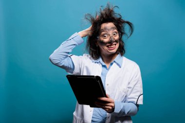 Dağınık saçlı ve kirli suratlı bir biyokimyacı laboratuvar patlamasından sonra deli gibi görünen bir tablete sahip. Dokunmatik ekran cihazı olan çılgın bir bilim adamı başarısız olan kimyasal deneylerden sonra kafasını kaşıyor.