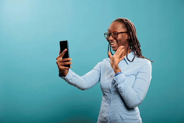 Щасливо Усміхаючись Африканській Американській Жінці Смартфоном Махає Відео Конференції Синьому — стокове фото