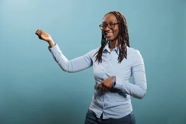 Vrolijk Vriendelijke Afrikaanse Amerikaanse Vrouw Spelen Luchtgitaar Terwijl Een Blauwe — Stockfoto