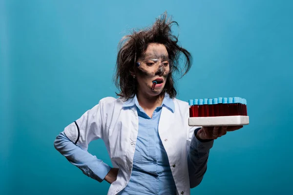 Mad Biochemistry Specialist Dirty Face Messy Hairstyle Holding Tray Glass — Foto Stock