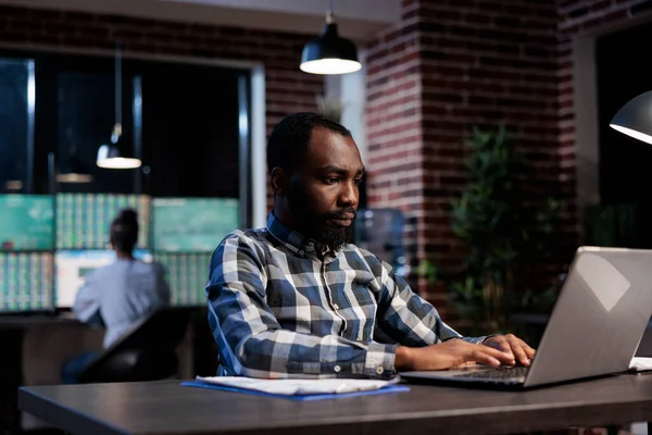 Afro Amerikalı Adamı Ofis Çalışma Yerinde Oturmuş Dizüstü Bilgisayarla Piyasa — Stok fotoğraf