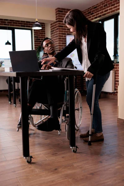 Squadra Multietnica Imprenditori Con Disabilità Cronica Che Lavorano Insieme Progetto — Foto Stock