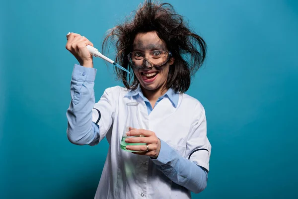 Insane Scientist Grinning Creepy While Dripping Chemical Compounds Pipette Glass — Stockfoto