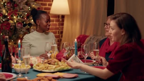 Ευτυχισμένες Πολύμορφες Γυναίκες Που Απολαμβάνουν Χριστουγεννιάτικο Δείπνο Μαζί Ενώ Κουβεντιάζουν — Αρχείο Βίντεο