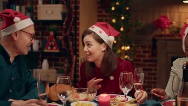 Gyönyörű Nevet Beszél Rangidős Apósa Miközben Élvezi Karácsonyi Vacsorát Otthon — Stock videók