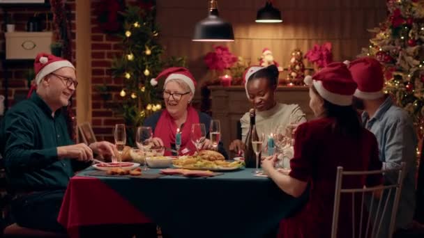 Glückliche Familienmitglieder Feiern Das Winterfest Mit Traditioneller Hausmannskost Und Champagner — Stockvideo