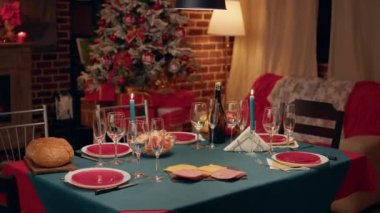 Orijinal dekoratif çatal bıçaklı geleneksel Noel yemeği masasının içi boş. Konforlu ve süslü görünümlü oturma odasında kimse yokken mevsimlik ve pozitifti..
