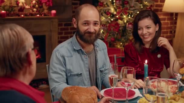 Happy Man Sitting Christmas Dinner Table Close Relatives While Smiling — Vídeos de Stock