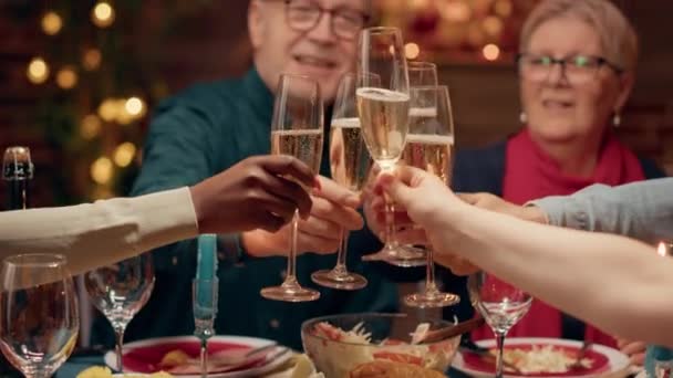 Святкова Сім Смердить Келихи Шампанського Насолоджуючись Різдвяною Вечерею Вдома Щасливі — стокове відео