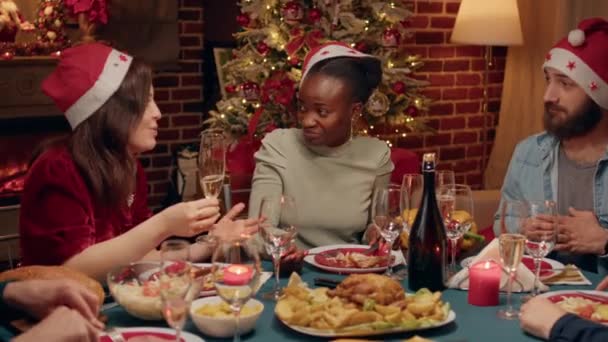 Radosne Zróżnicowane Kobiety Dyskutujące Podczas Świątecznego Obiadu Delektując Się Jedzeniem — Wideo stockowe