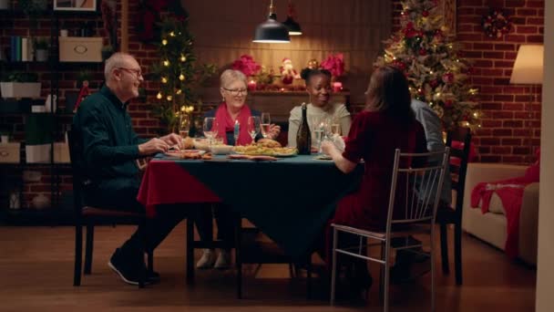 Pozytywni Wielokulturowi Ludzie Domu Cieszą Się Świątecznym Obiadem Śmiejąc Się — Wideo stockowe