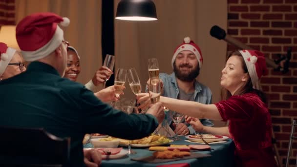 Diversas Personas Festivas Que Usan Sombreros Tradicionales Mientras Tintinean Copas — Vídeos de Stock