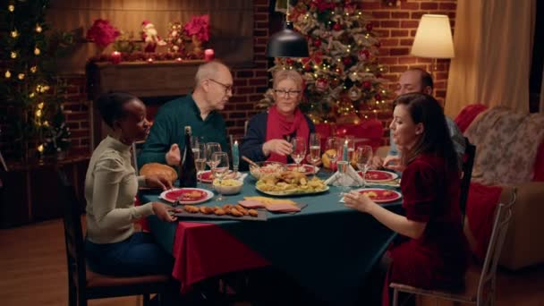 Εορταστική Μέλη Της Οικογένειας Συγκεντρώθηκαν Γύρω Από Τραπέζι Των Χριστουγέννων — Αρχείο Βίντεο